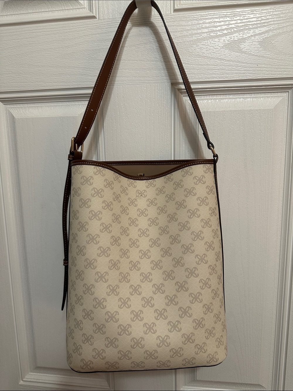 Gap bucket bag
